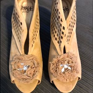 Womens New BKE Sole heals size 7.5 (it says 8 but it’s not)